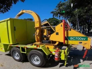 Máy băm cành cây gắn trên xe tải