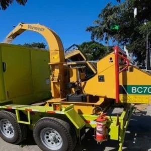 Máy băm cành cây gắn xe tải Vermeer BC700SV