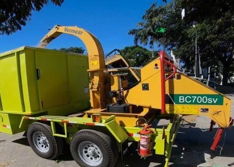 Máy băm cành cây gắn trên xe tải Máy băm cành cây gắn xe tải Vermeer BC700SV