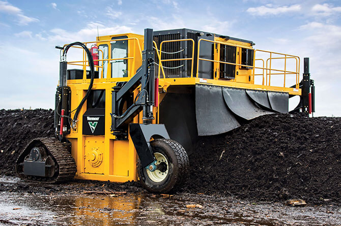 ct718-compost-turner-in-action Máy trộn phân hữu cơ Vermeer CT718 Compost turner
