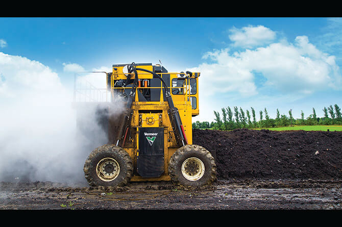 ct718-compost-turner-on-jobsite Máy trộn phân hữu cơ Vermeer CT718 Compost turner
